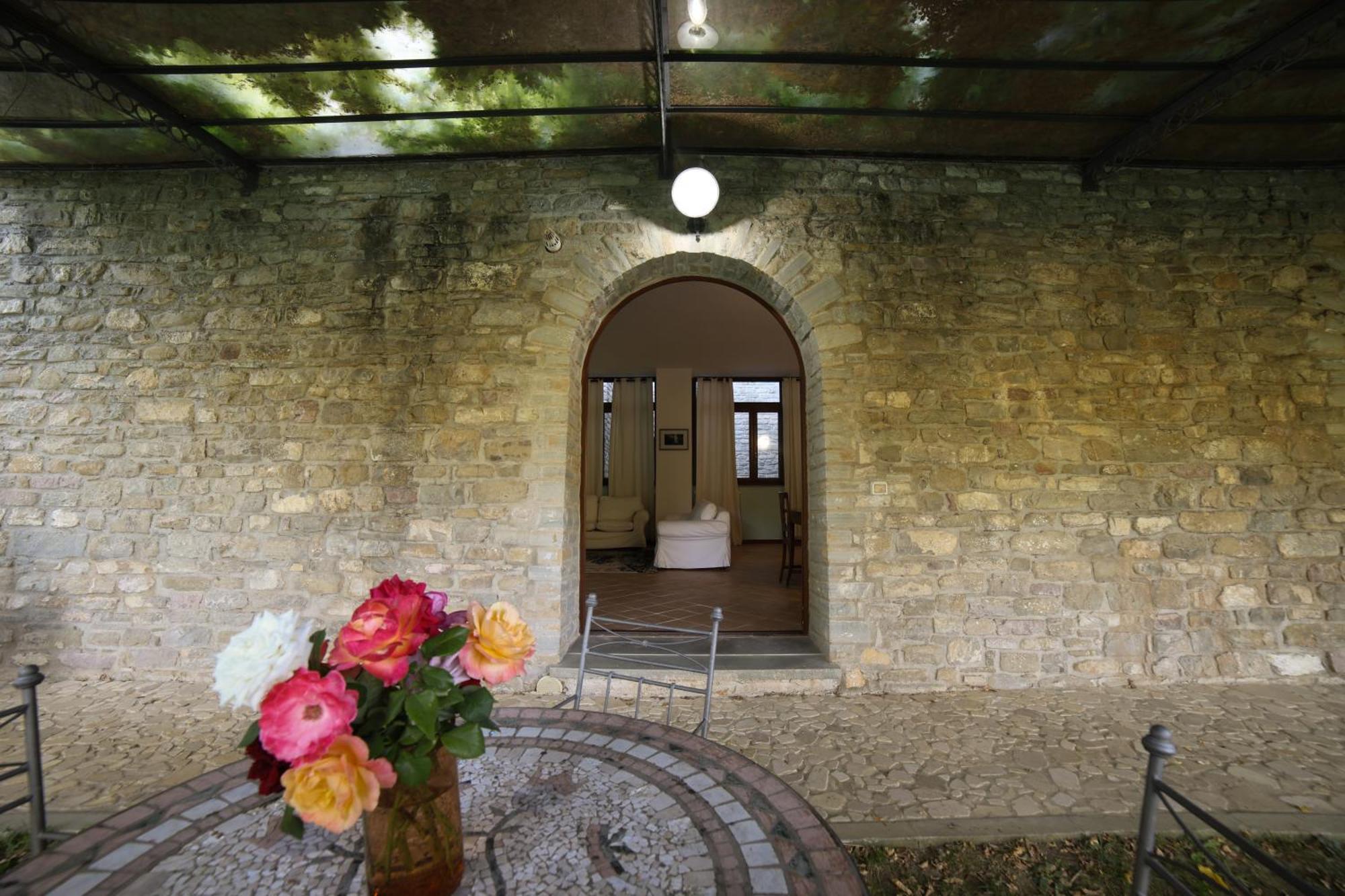 Ht Castello Di Campolongo Aparthotel Valfabbrica Luaran gambar