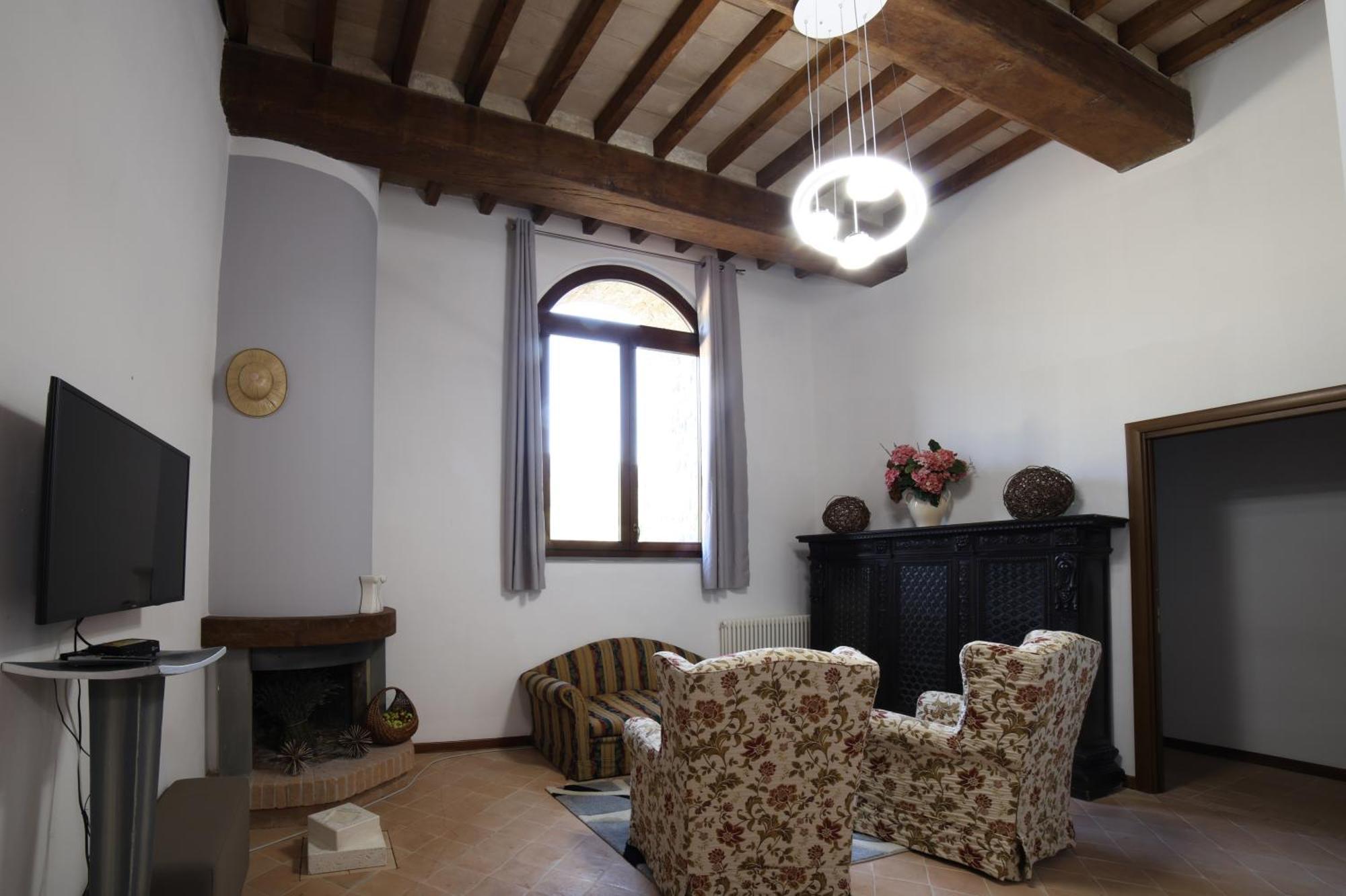 Ht Castello Di Campolongo Aparthotel Valfabbrica Luaran gambar